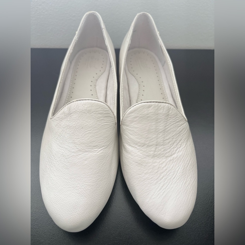 New GH Bass & Co Elegant Bone Color Leather Women's Loafers in Size 8